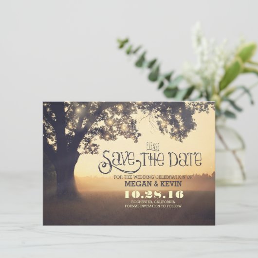 Sla de datum uitnodiging met boom en lichten (Staand voorkant)