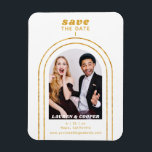 Sla de datum zwarte goudkleurige deco-bruiloft op magneet<br><div class="desc">Sparen de Datum Zwarte Gouden Stijlvolle Kunst Deco Wedding Magnet van het Manuscript van het Manuscript kenmerkt uw favoriete foto binnen een gouden boog op een witte achtergrond. Pas met jouw tekst aan door de tekst in de verstrekte tekstvakjes uit te geven. Ontworpen voor u door ©Evco Studio www.zazzle.com/store/evcostudio</div>