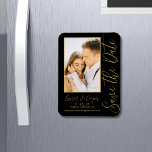 Sla de datum zwarte goudsmeulende moderne bruiloft magneet<br><div class="desc">Sparen de Datum Zwarte Gouden Stijlvolle de Kaarten van het Manuscript Modern van de Wedding kenmerkt een zwarte achtergrond met uw douanefoto. Pas met jouw tekst aan door de tekst in de verstrekte tekstvakjes uit te geven. Ontworpen voor u door ©Evco Studio www.zazzle.com/store/evcostudio</div>