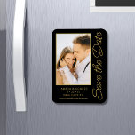 Sla de datum zwarte goudsmeulende moderne bruiloft magneet<br><div class="desc">Sparen de Datum Zwarte Gouden Stijlvolle de Kaarten van het Manuscript Modern van de Wedding kenmerkt een zwarte achtergrond met uw douanefoto. Pas met jouw tekst aan door de tekst in de verstrekte tekstvakjes uit te geven. Ontworpen voor u door ©Evco Studio www.zazzle.com/store/evcostudio</div>