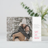 Sla de datumfoto rode grijze witte dennenappel kun save the date (Staand voorkant)