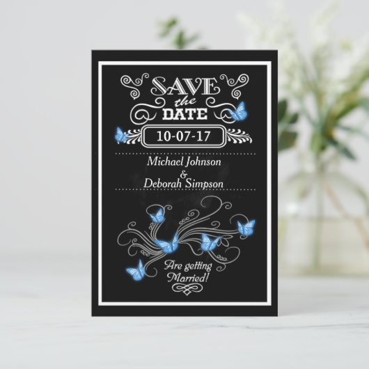 Sla de datumkaarten krijtbord blauwe vlinders op save the date (Staand voorkant)
