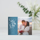 Sla het Date Elegant White Script Photo Briefkaart (Staand voorkant)