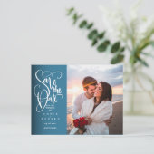 Sla het Date Elegant White Script Photo Briefkaart (Staand voorkant)