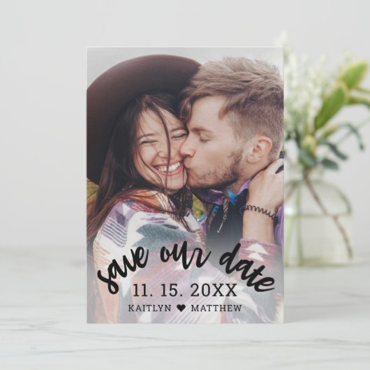 Sla onze datum foto modern script bruiloft save the date (Staand voorkant)