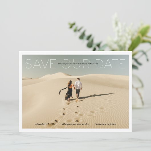 Sla onze Datum moderne naamgegevens op Fotokaart Save The Date (Staand voorkant)