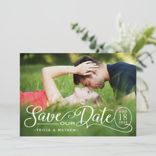 Sla onze datumbruiloft op | Elegant Script Kaart (Staand voorkant)