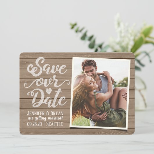 Sla onze datumbruiloft op | Foto van Rustic Wood Kaart (Staand voorkant)