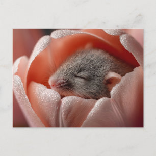 Slaande Oogstmuis Binnen een Dauwnatte Tulp Briefkaart
