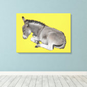 Slaap kleine baby ezel canvas afdruk (Insitu (Houten vloer))