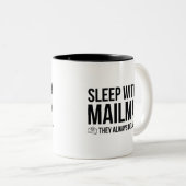 Slaap met een postbode. Ze leveren altijd. Tweekleurige Koffiemok (Voorkant rechts)