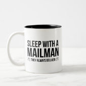 Slaap met een postbode. Ze leveren altijd. Tweekleurige Koffiemok (Links)