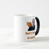 Slaap niet in de rechtszaal magische mok (Voorkant rechts)