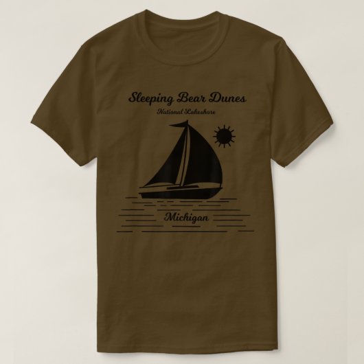 Slaapend Beer Dunes Michigan Sailboat T-shirt (Design voorkant)
