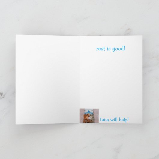 Slaapend lui kat komt goed kaart (Binnen)