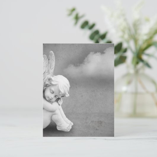 Slaapende engel op grijze achtergrond, angelische  briefkaart (Staand voorkant)