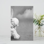 Slaapende engel op grijze achtergrond, angelische  briefpapier (Staand voorkant)