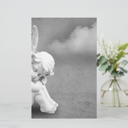 Slaapende engel op grijze achtergrond, angelische  briefpapier (Staand voorkant)