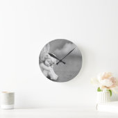 Slaapende engel op grijze achtergrond, angelische ronde klok (Huis)