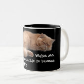 Slaapende Ginger Cat Funny Wake' Quote Tweekleurige Koffiemok (Voorkant rechts)