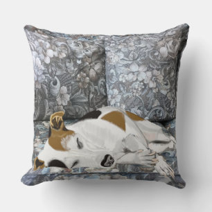 Slaapende Jack Russell op een Blue Floral Sofa Kussen