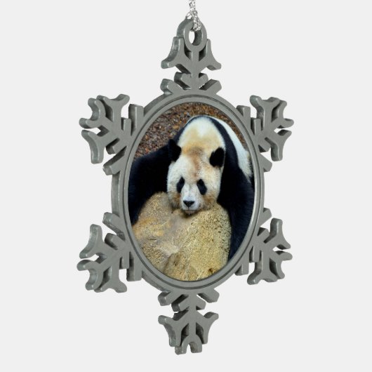 Slaapende reuzenpanda op een puzzelpuzz tin sneeuwvlok ornament (Links)