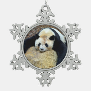 Slaapende reuzenpanda op een puzzelpuzz tin sneeuwvlok ornament