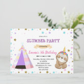 Slaapfeest verjaardagsuitnodiging voor luiaardhori kaart (Staand voorkant)