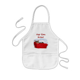 Slaapkeuten in een heldere rode mand kinder schort