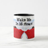 Slaapkeuten in een heldere rode mand mok (Midden)