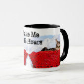 Slaapkeuten in een heldere rode mand mok (Voorkant rechts)