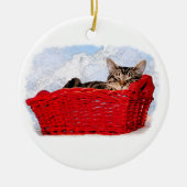 Slaapkeuten in helder rood mandje op papier keramisch ornament (Voorkant)