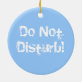 Slaapkeuten in helder rood mandje op papier keramisch ornament (Achterkant)