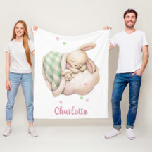 Slaapkonijn van een meisje met een luidop die op e