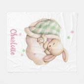 Slaapkonijn van een meisje met een luidop die op e fleece deken (Voorkant (Horizontaal))