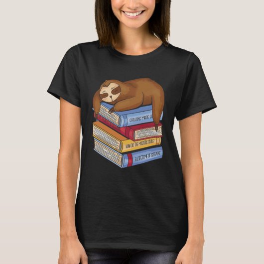 Slaapstand op een stapel boeken t-shirt (Voorkant)