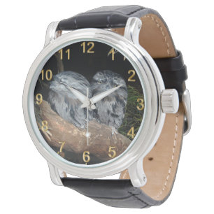 Slaaptijd: twee jonge slaperige kikkeruilen, horloge