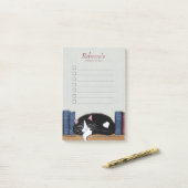Slaaptuxedo-kat op boekenplank post-it® notes (Op bureau)