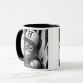 Slag om honkbal met pet en bal. mok (Voorkant links)