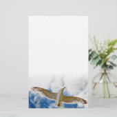 Slagzeug in de lucht dicht bij de blauwe lucht briefpapier (Staand voorkant)