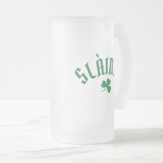 SLÁINTE Funny Irish St. Patrick's Day Green Clover Matglas Bierpul (Voorkant rechts)