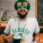 SLÁINTE Funny Irish St. Patrick's Day Green Clover T-shirt<br><div class="desc">Grappig,  maar simpel letterwoord met de woorden "SLÁINTE" betekent dat er naast een klaver in het Schots kaas wordt gegeten. Ideaal voor het dragen op St. Patrick's Day!</div>