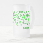 Sláinte Lucky Irish Shamrocks Design Personalized Matglas Bierpul (Voorkant rechts)