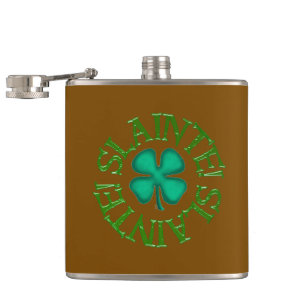 Slainte met een met klaver bruin omwikkelde fles heupfles