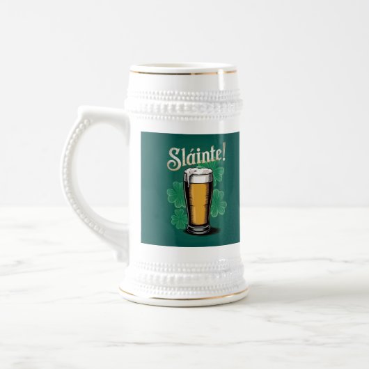 Slàinte! Saint Patrick's Day Pint van bier op groe Bierpul (Links)