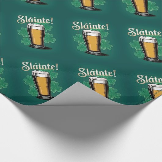 Slàinte! Saint Patrick's Day Pint van bier op groe Cadeaupapier (Hoek)