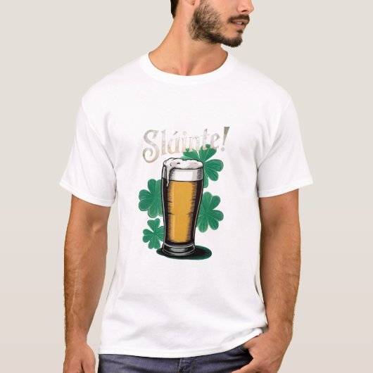 Slàinte! Saint Patrick's Day Pint van bier op groe T-shirt (Voorkant)