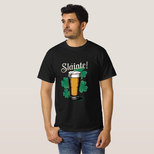 Slàinte! Saint Patrick's Day Pint van bier op groe T-shirt (Voorkant volledig)