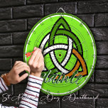 Slainte St. Patrick's Day Keltisch Triquetra Iers Dartbord<br><div class="desc">Voeg een vleugje Ierse charme toe aan uw festiviteiten met de Slainte St. Patrick's Day Celtic Triquetra Irish Dart Board. Ontworpen met liefde door het gerenommeerde Mylini Design, brengt dit dartboard Ierse traditie en functioneel plezier samen. Het Keltische Triquetra symbool siert het centrum, omringd door levendige tinten groen, de kleur...</div>