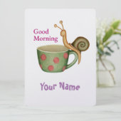 Slak op een koffiebeker feestdagenkaart (Staand voorkant)